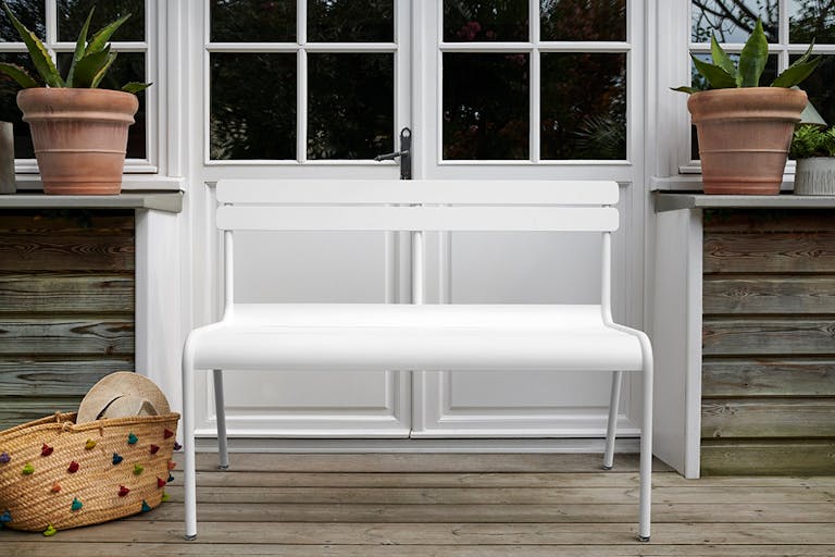 Aluminium Fermob Luxembourg outdoor bench in Cotton White in front of door