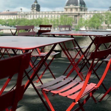 Poppy red metal bistro furniture in Lyon