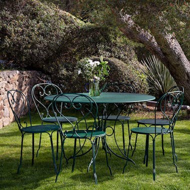 Fermob 1900 outdoor table and chairs in garden
