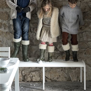Luxembourg bench in cotton white with children standing on it