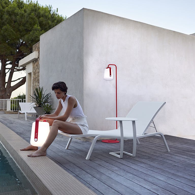 Fermob Alize sunlounger and side table in Cotton White poolside with Pink Praline Balad lamps