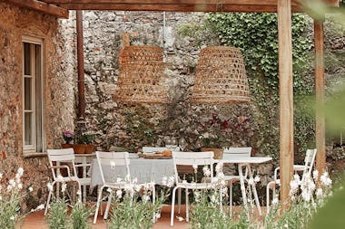 Outdoor dining at Casa Le Sorelle featuring Luxembourg table