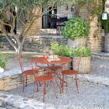 Fermob Opera+ Carronde table and chairs in courtyard