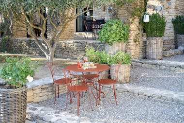Fermob Opera+ Carronde table and chairs in courtyard